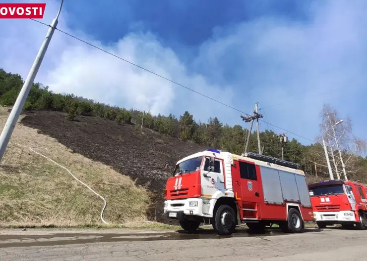 В Красноярске пожар у поселка Удачный удалось потушить спустя 4 часа