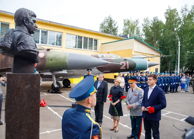 В Красноярске рядом с институтом СФУ открыли мемориал генералу армии Виктору Дубынину