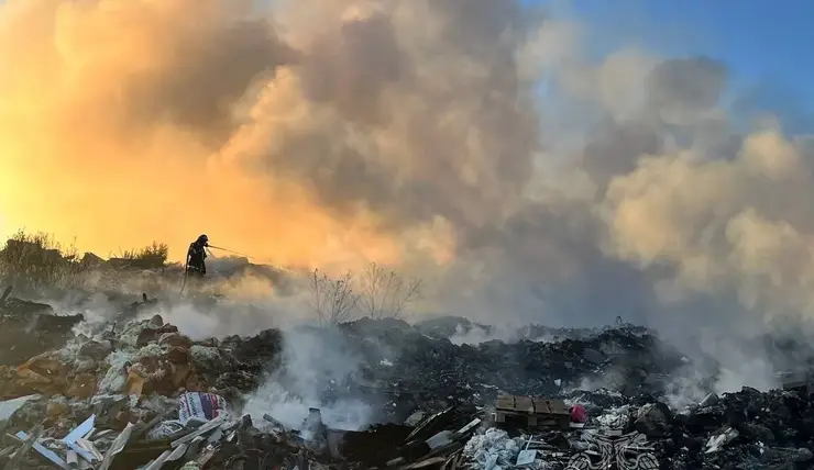 Под Красноярском возле деревни Ермолаево горит мусорный полигон