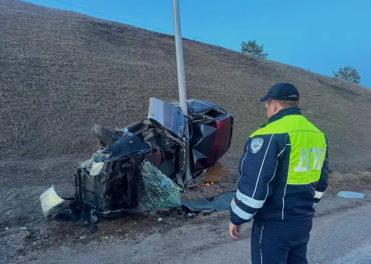 На подъезде к аэропорту Красноярск 26-летний водитель врезался в столб и погиб