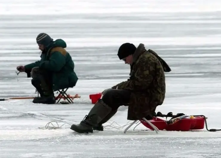 В Красноярске заметили рыбаков на тонком льду