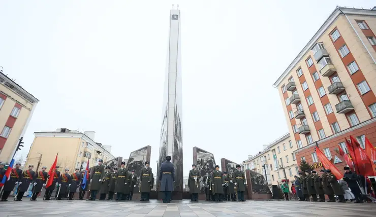 В Красноярске открыли стелу «Город трудовой доблести»