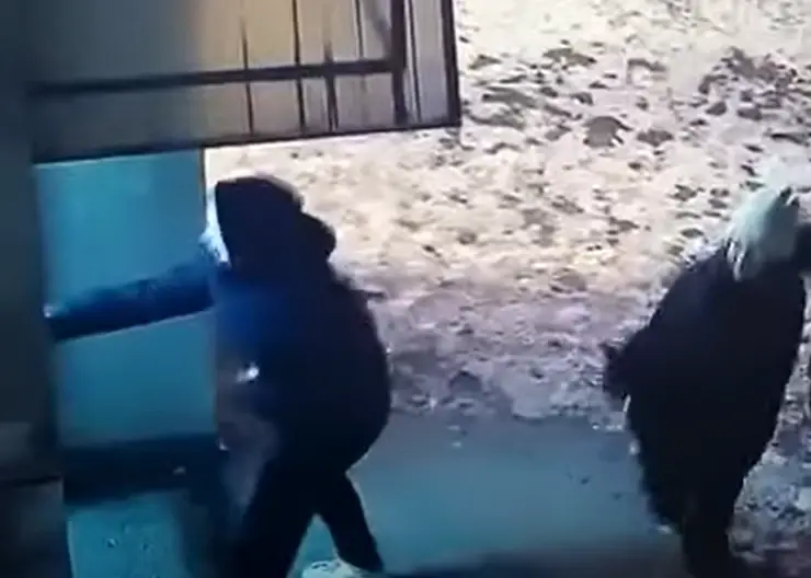 В Красноярске молодой парень разбил дверь лифта в переходе на проспекте Свободном