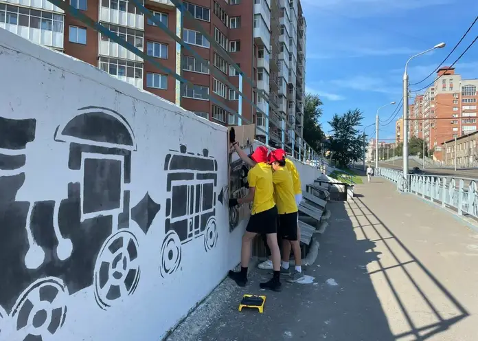 На подпорной стене в Железнодорожном районе Красноярска появился поезд