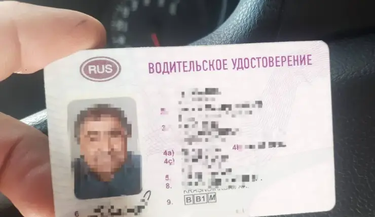 В Красноярском крае задержали лишенного прав водителя с поддельным удостоверением