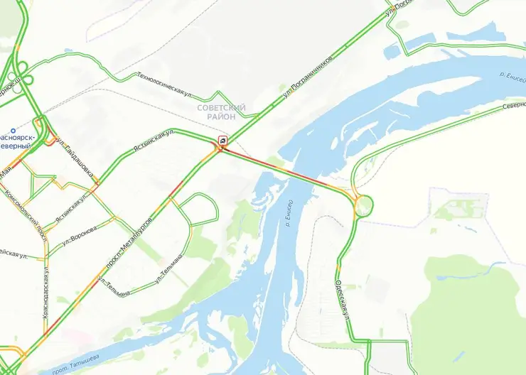 В Красноярске мост «777» встал в пробку из-за аварии