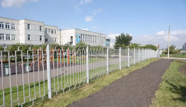 В Красноярске ремонтируют дороги к образовательным учреждениям