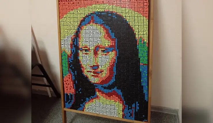 Школьники из Красноярска собрали портрет Моны Лизы из кубиков Рубика