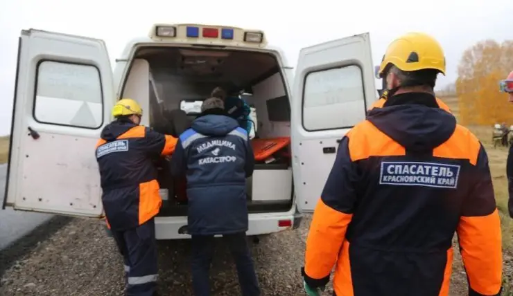В Красноярском крае спасатели вызволили человека из перевернувшегося микроавтобуса