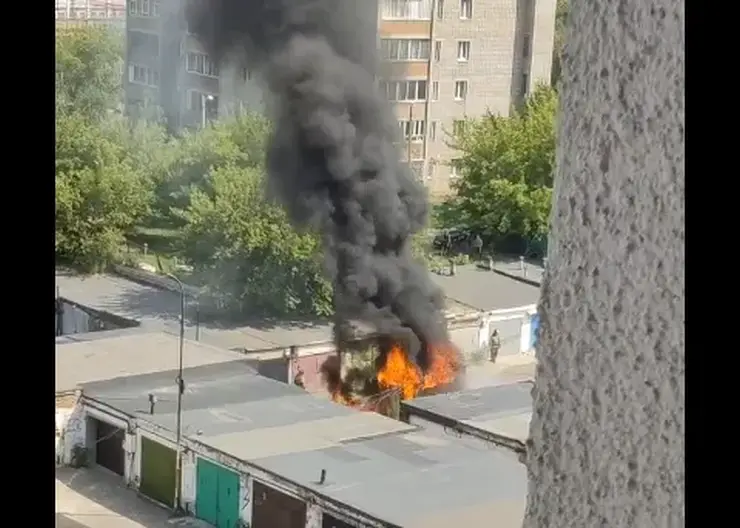 В Красноярске на улице Менжинского случился пожар на электроподстанции