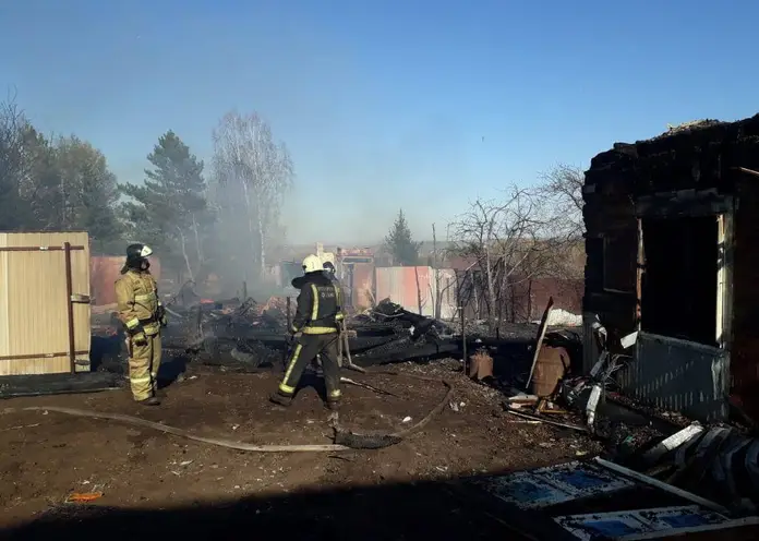 Под Красноярском загорелись 4 дачи