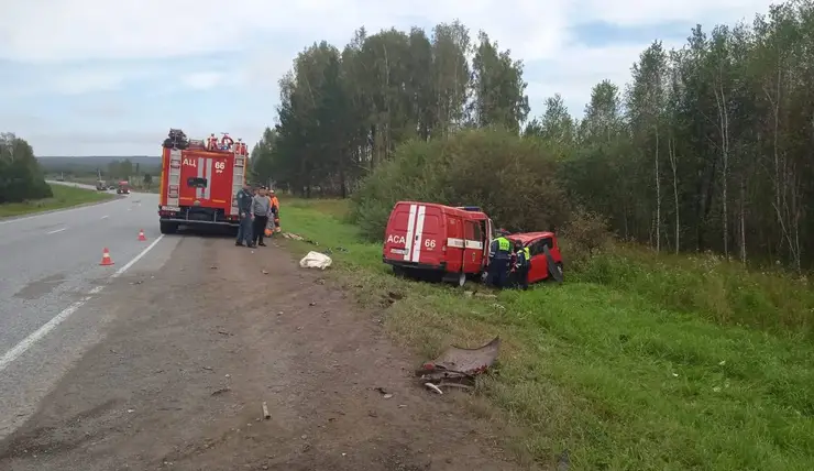 На трассе Красноярского края водитель выехал на встречку и врезался в автомобиль МЧС