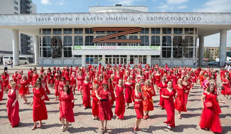 В Красноярске более 200 женщин прошлись по улицам в красных платьях