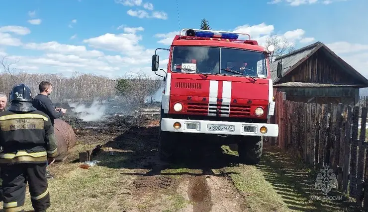 В СНТ на востоке Красноярского края из-за пала травы сгорели 10 построек