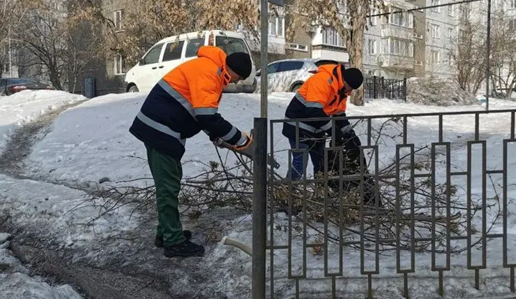 За зиму мобильная бригада в Центральном районе убрала снег и наледь с площади 9 000 квадратных метров