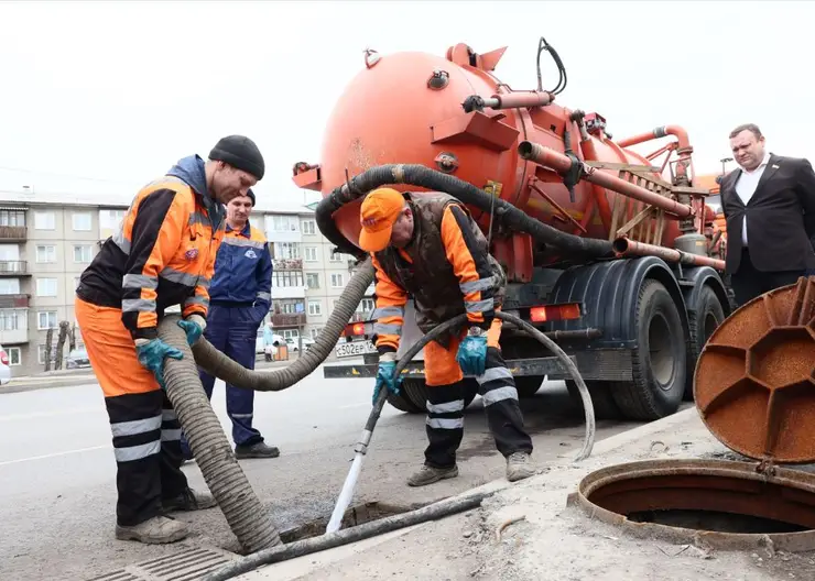 В Красноярске устанавливают и чистят системы ливневых канализаций