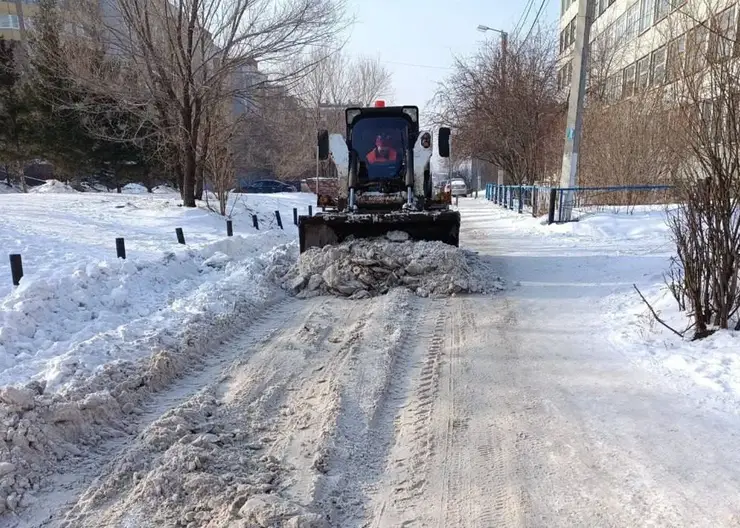 С улиц Красноярска за выходные вывезли больше 5 тысяч кубометров снега