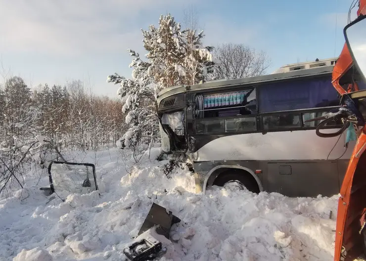 В Енисейском районе КАМАЗ столкнулся с рейсовым автобусом
