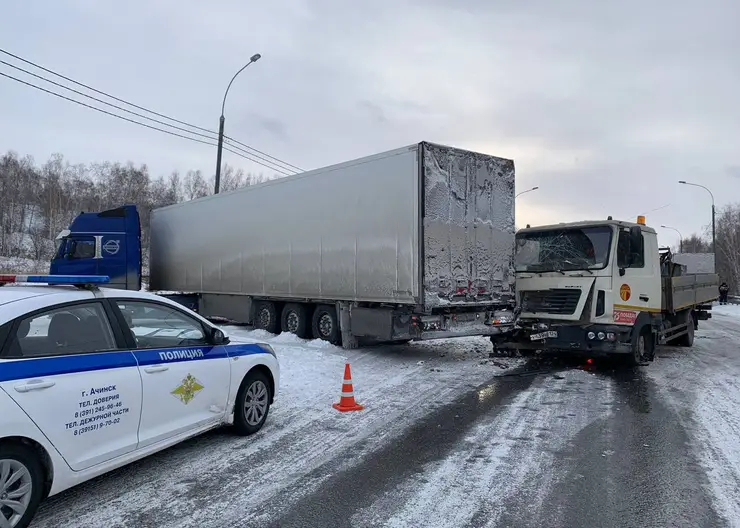 В Красноярском крае пострадал один пассажир при столкновении трех большегрузов