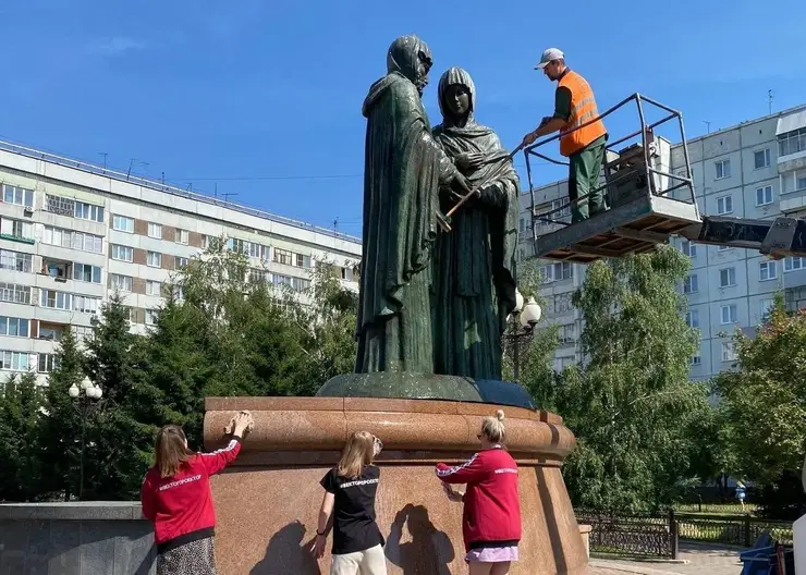 В Красноярске помыли памятник Петру и Февронии в преддверии праздника