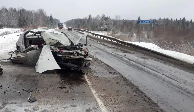 Под Красноярском в ДТП с грузовиком погиб пассажир легкового автомобиля