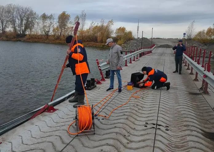 В Ачинске с моста через реку Чулум упал грузовик