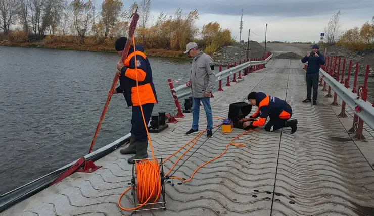 В Ачинске с моста через реку Чулум упал грузовик