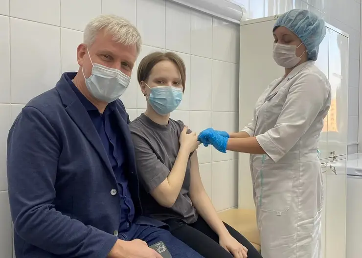 В Красноярске 15-летняя дочь главврача краевой больницы привилась от COVID-19