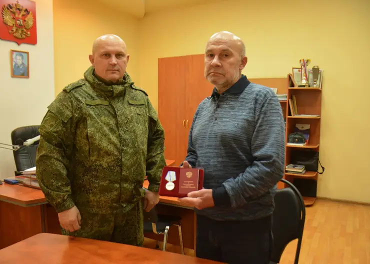 Игорю Столярову из Красноярска за участие в СВО вручили медаль «За отвагу»