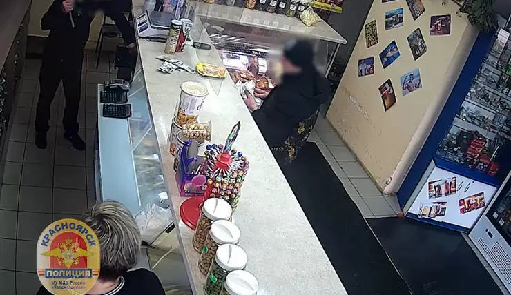 В Красноярске двое мужчин украли из магазина деньги, алкоголь и арахис