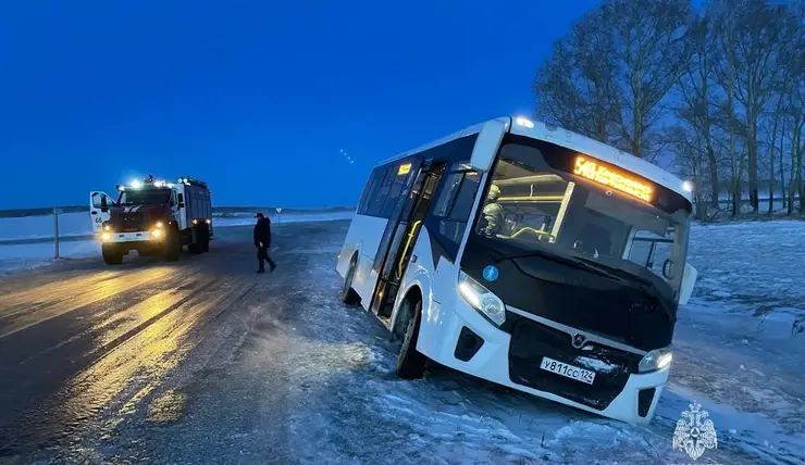 В Красноярском крае автобус с 10 пассажирами съехал в кювет на трассе