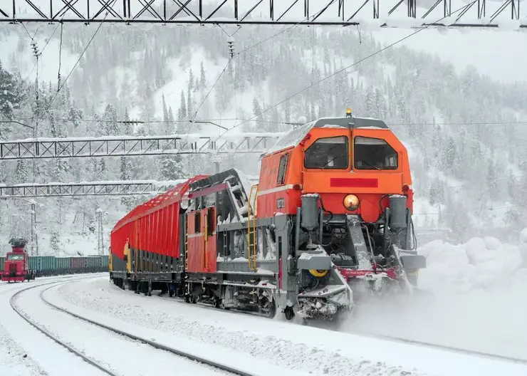 На путях Красноярской железной дороги со снегом борются 70 единиц спецтехники