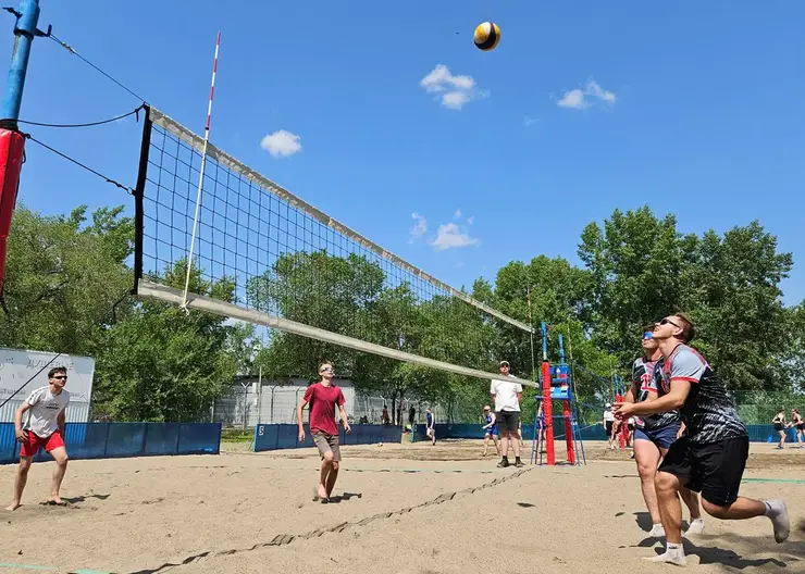 В Центральном районе Красноярска в третий раз прошёл Кубок по пляжному волейболу