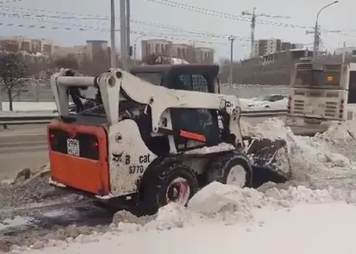 В Красноярске 21 декабря на уборку снега вышли 126 спецмашин и более 400 рабочих