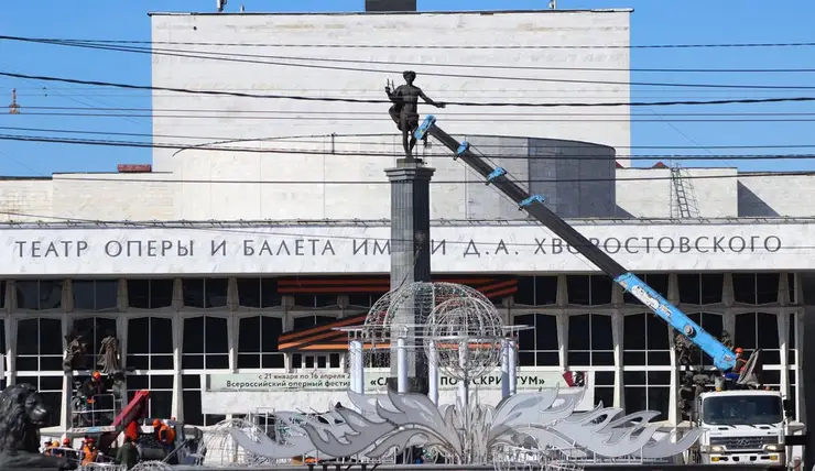 В Красноярске фонтаны на Театральной площади начали готовить к открытию сезона