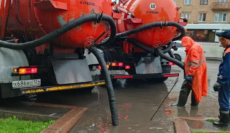 В Красноярске за ночь откачали 300 кубометров дождевой воды