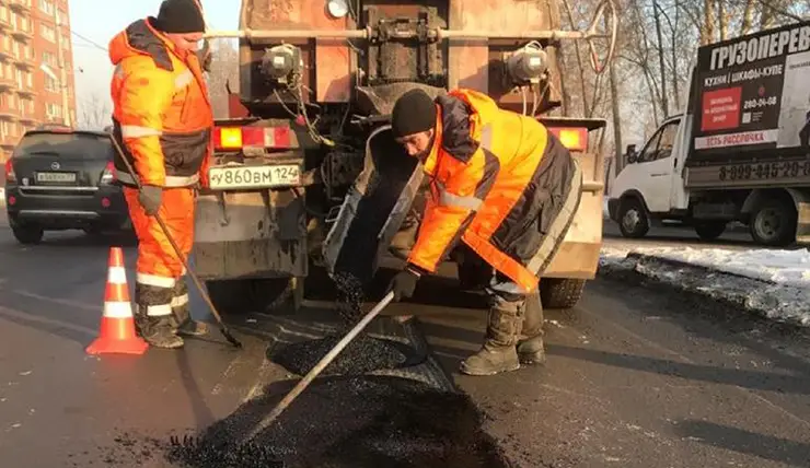 Главные магистрали Красноярска в минусовые температуры ремонтировали «литым» асфальтом