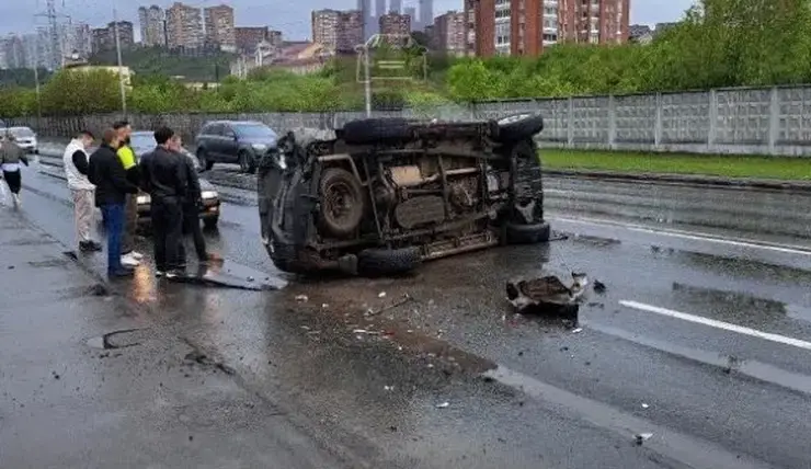 В Красноярске на Дубровинского столкнулись три машины