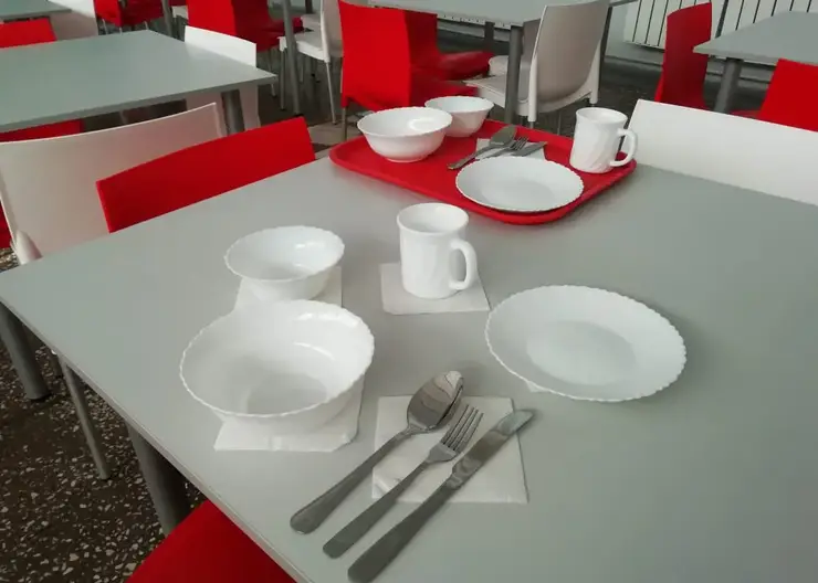 В школы Красноярска привезли посуду ресторанного класса