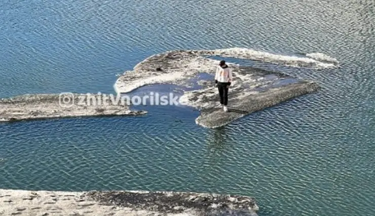 В Норильске подросток уплыл на оторвавшейся льдине