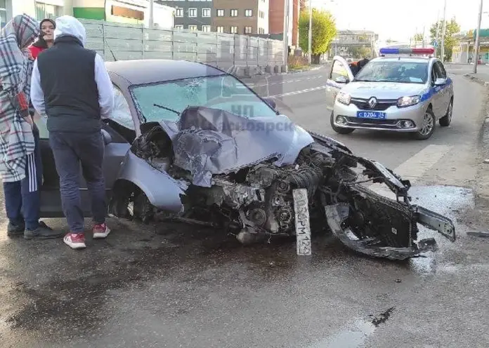 В Красноярске 27-летний водитель врезался в столб и светофор на Маерчака