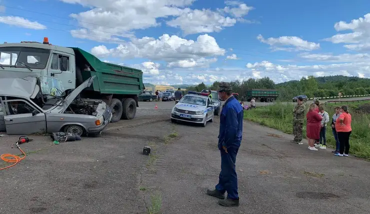 На трассе в Красноярском крае в ДТП с КамАЗом погибли три человека