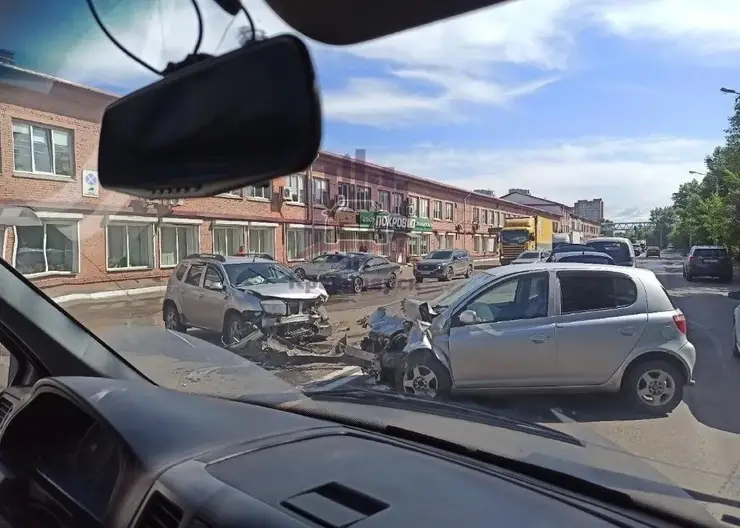 В Красноярске водитель не справился с управлением и врезался в два автомобиля на Семафорной