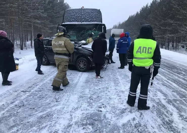 На трассе в Красноярском крае в ДТП с автобусом погибли 2 человека