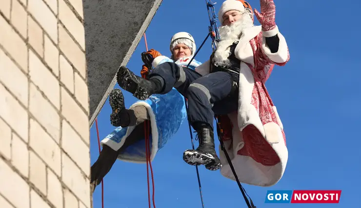 В Красноярске Дед Мороз-альпинист спустился с крыши и поздравил пациентов краевой детской больницы