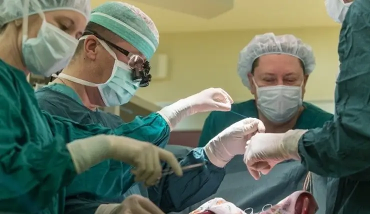 Красноярские хирурги спасли пациентку с огромной опухолью сердца