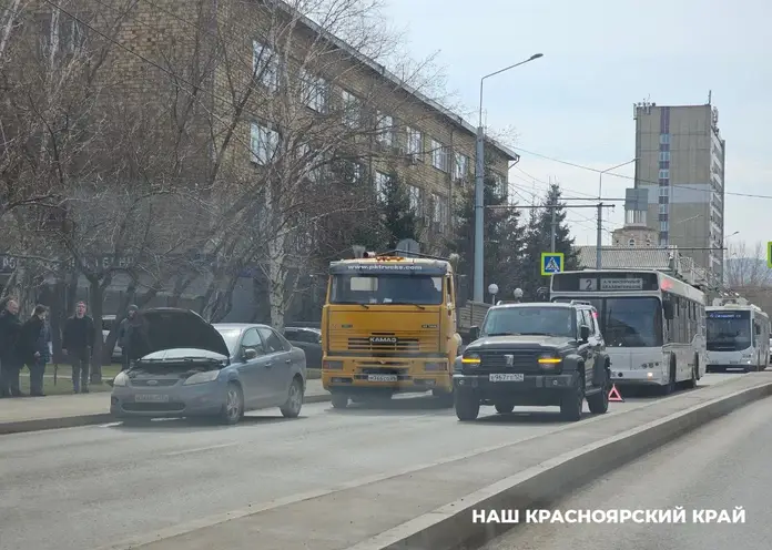 В Красноярске из-за массовой аварии на Маерчака образовался затор
