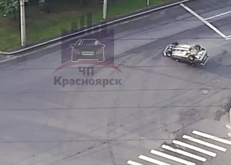 В Красноярске на Свободном автомобиль перевернулся на крышу в результате ДТП