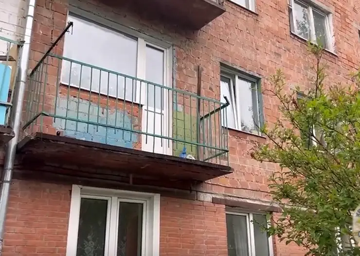 В Красноярске двое 15-летних подростков спасли ребёнка от падения из окна