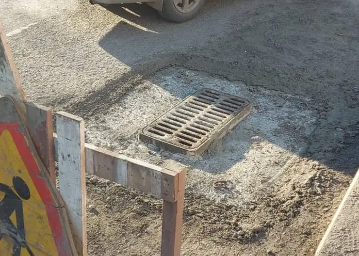В Красноярске начали заделывать яму на улице Аэровокзальной